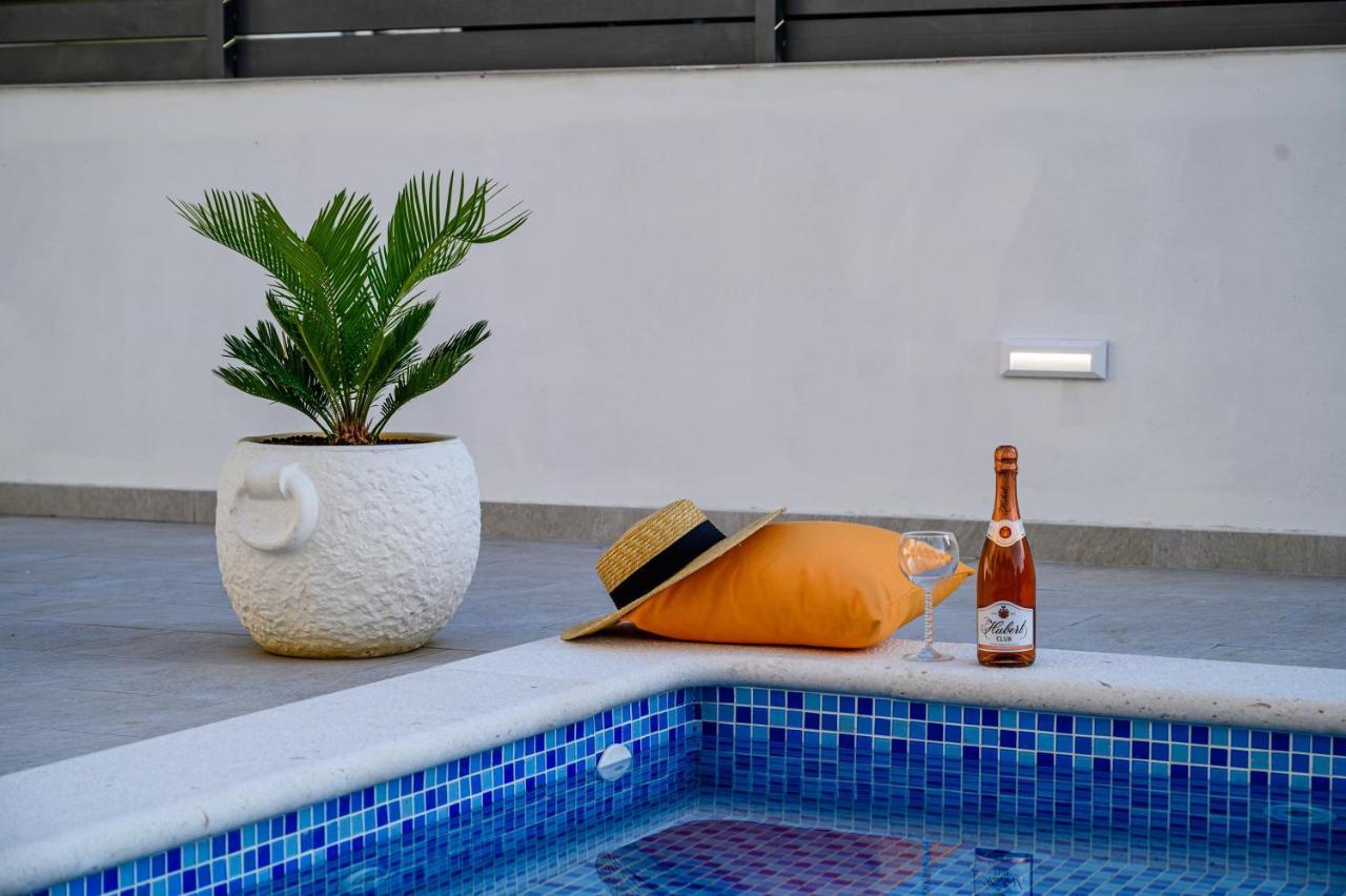Villa Relax - Beautiful Apartment With Heated Saltwater Pool & Jacuzzi คาชเตลา ภายนอก รูปภาพ