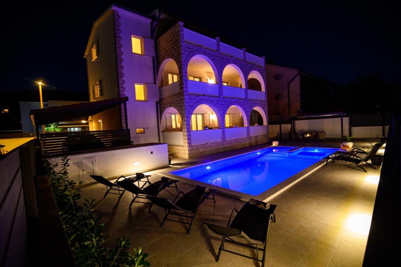 Villa Relax - Beautiful Apartment With Heated Saltwater Pool & Jacuzzi คาชเตลา ภายนอก รูปภาพ