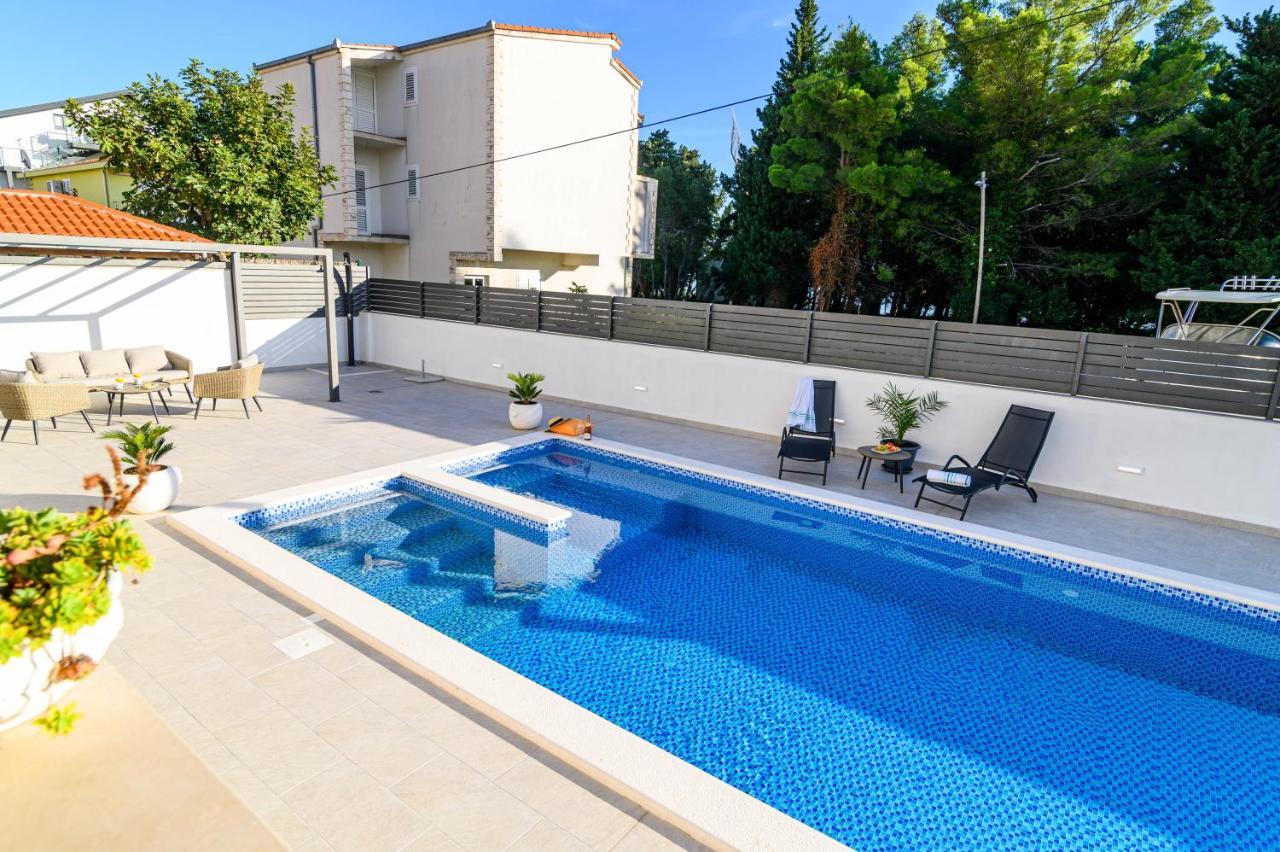 Villa Relax - Beautiful Apartment With Heated Saltwater Pool & Jacuzzi คาชเตลา ภายนอก รูปภาพ