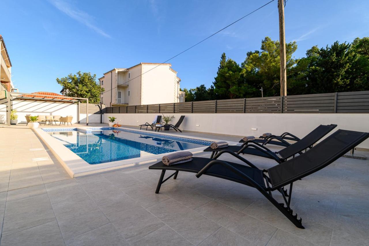 Villa Relax - Beautiful Apartment With Heated Saltwater Pool & Jacuzzi คาชเตลา ภายนอก รูปภาพ