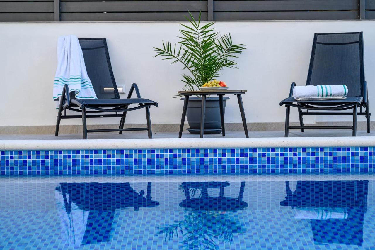 Villa Relax - Beautiful Apartment With Heated Saltwater Pool & Jacuzzi คาชเตลา ภายนอก รูปภาพ