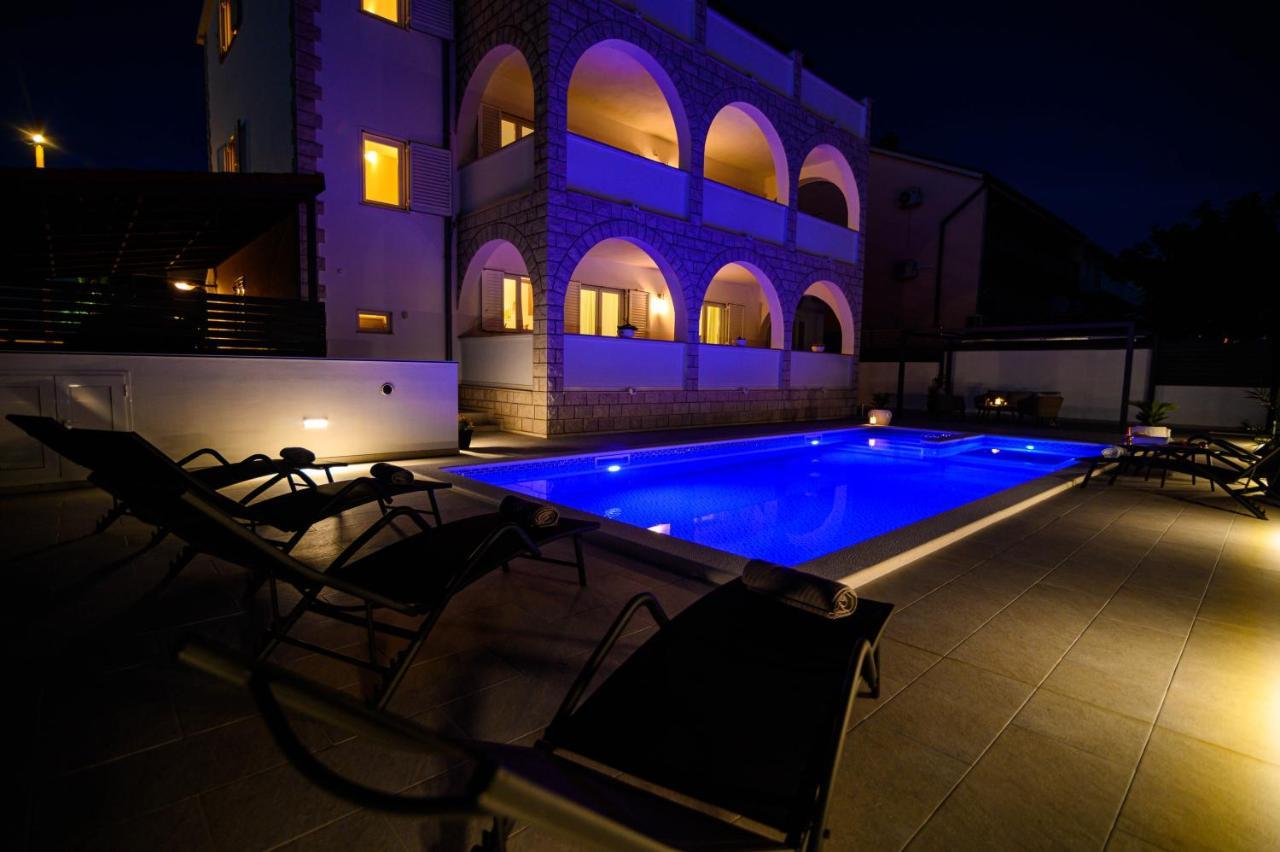 Villa Relax - Beautiful Apartment With Heated Saltwater Pool & Jacuzzi คาชเตลา ภายนอก รูปภาพ