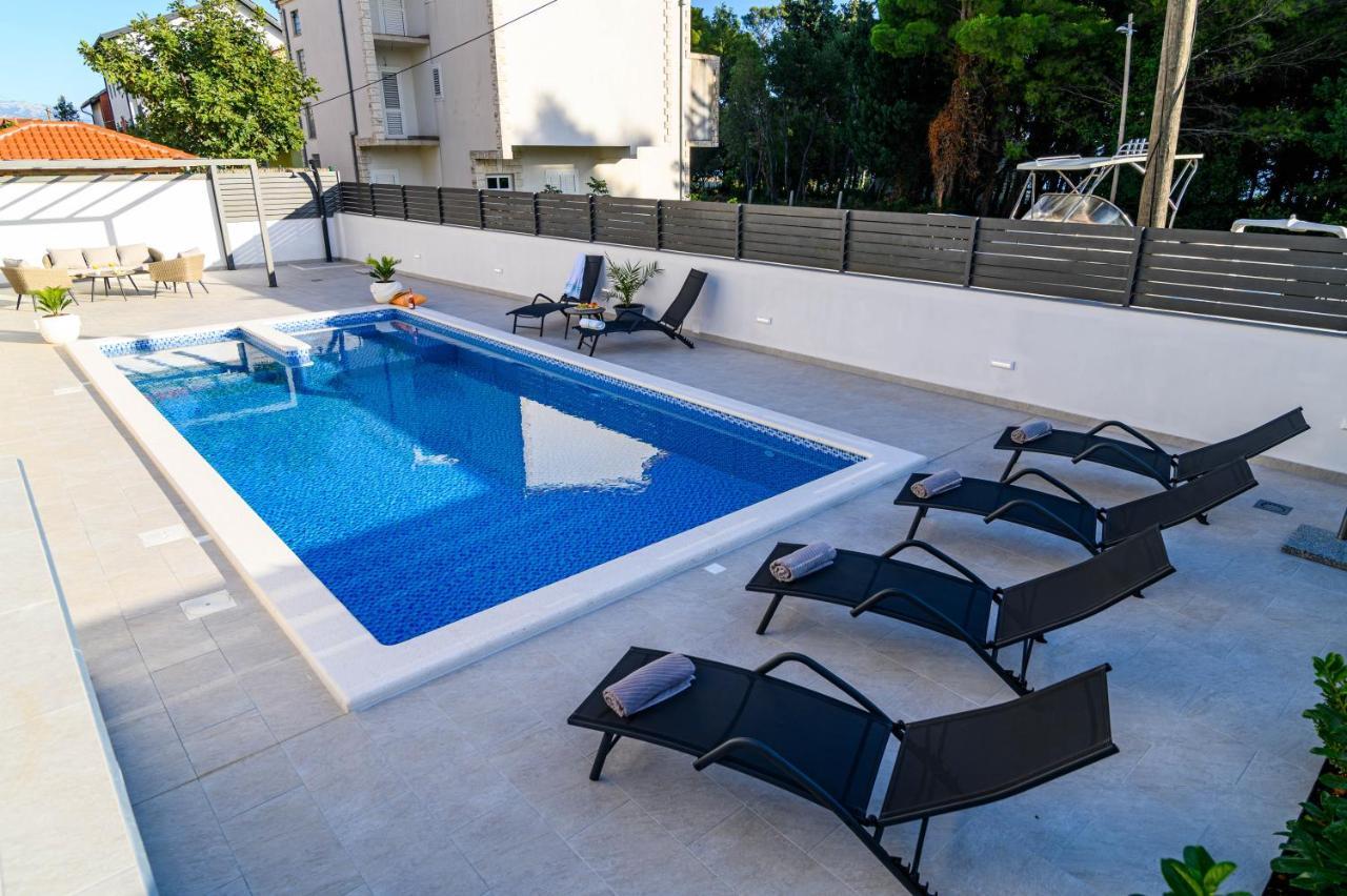 Villa Relax - Beautiful Apartment With Heated Saltwater Pool & Jacuzzi คาชเตลา ภายนอก รูปภาพ
