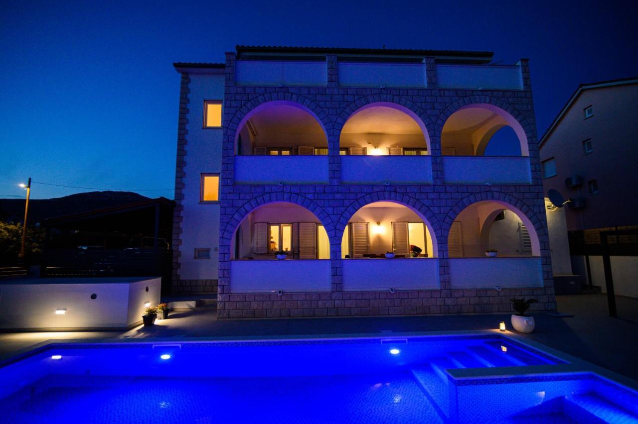 Villa Relax - Beautiful Apartment With Heated Saltwater Pool & Jacuzzi คาชเตลา ภายนอก รูปภาพ