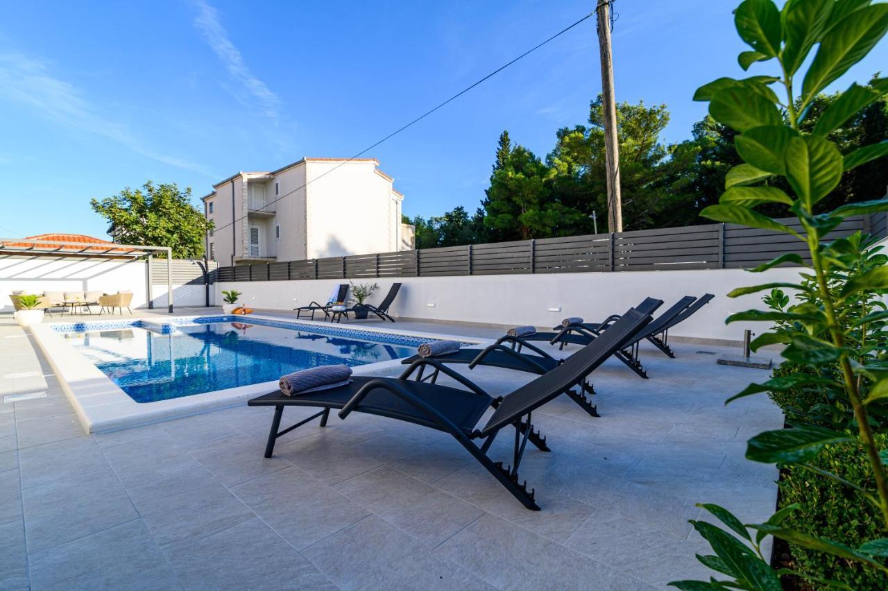 Villa Relax - Beautiful Apartment With Heated Saltwater Pool & Jacuzzi คาชเตลา ภายนอก รูปภาพ