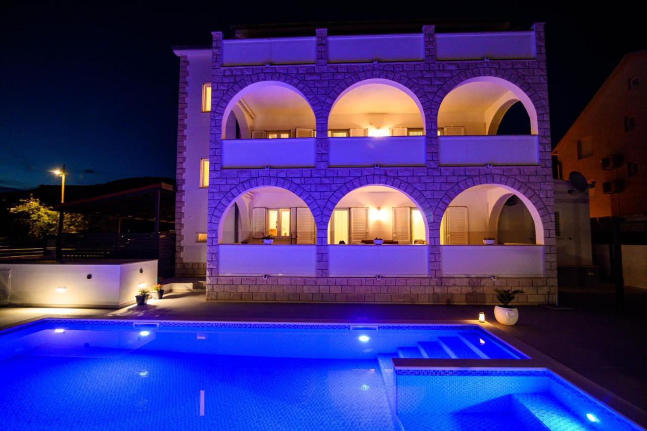 Villa Relax - Beautiful Apartment With Heated Saltwater Pool & Jacuzzi คาชเตลา ภายนอก รูปภาพ