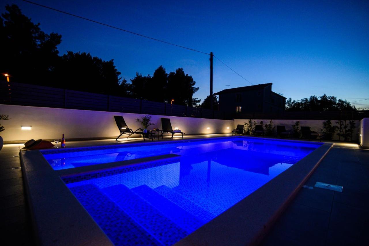 Villa Relax - Beautiful Apartment With Heated Saltwater Pool & Jacuzzi คาชเตลา ภายนอก รูปภาพ